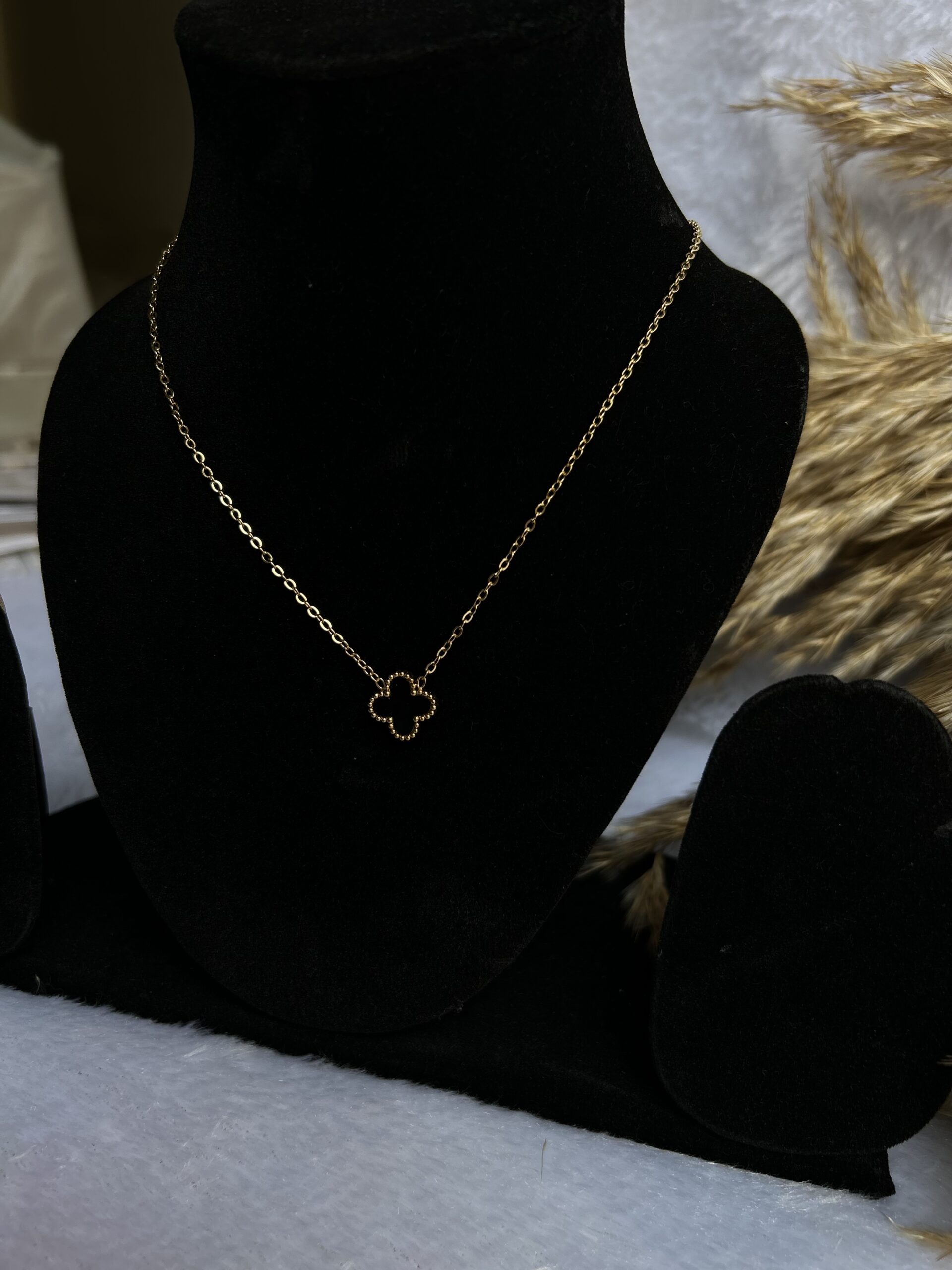 Anti tarnish black and white stone chain