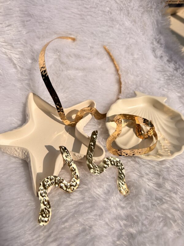 Anti-Tarnish Wavy Necklace with Earrings, ring and handcuff - Image 4