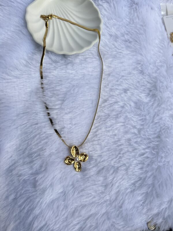 Anti tarnish big floral pendant with chain - Image 2