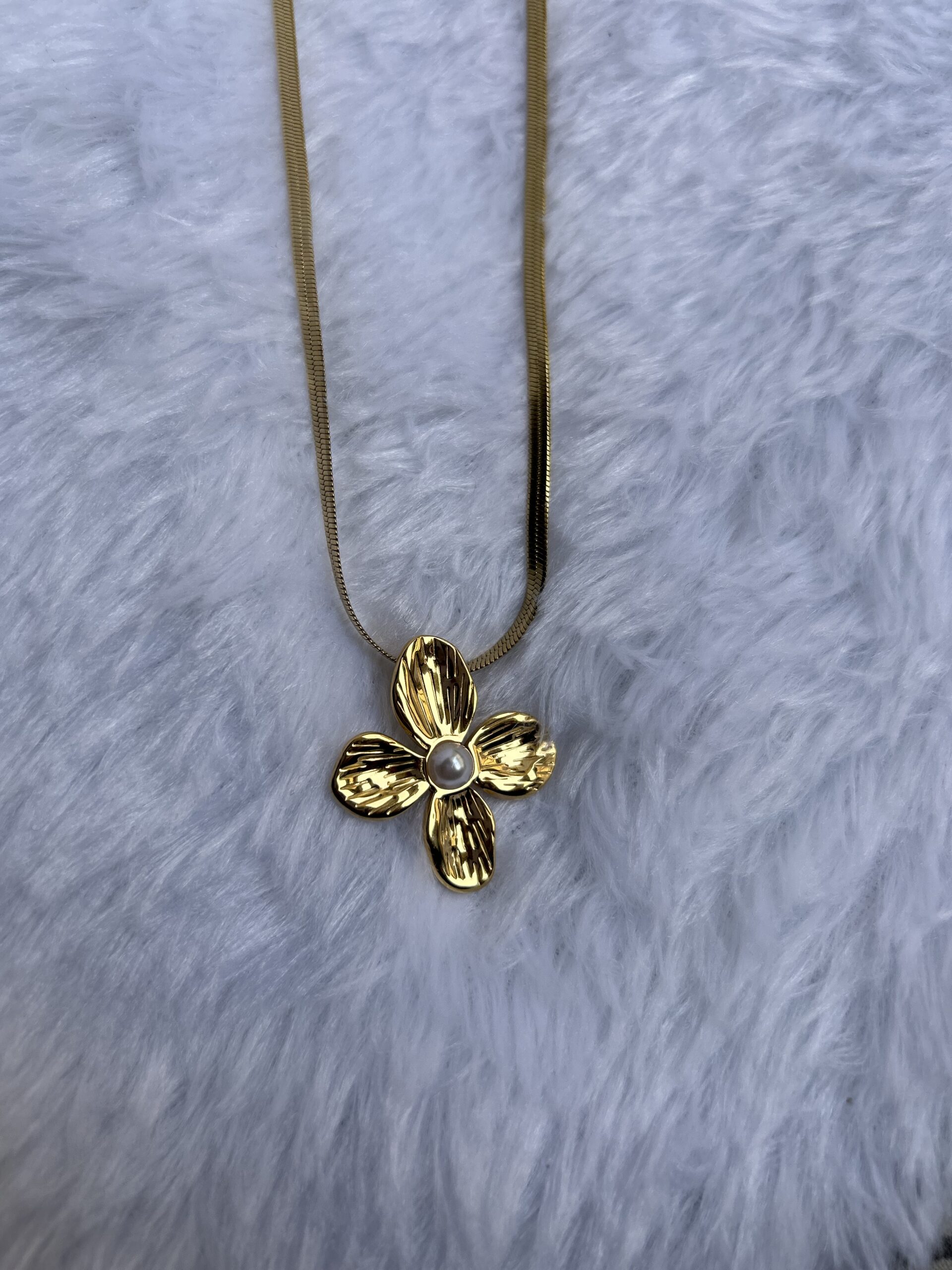 Anti tarnish big floral pendant with chain