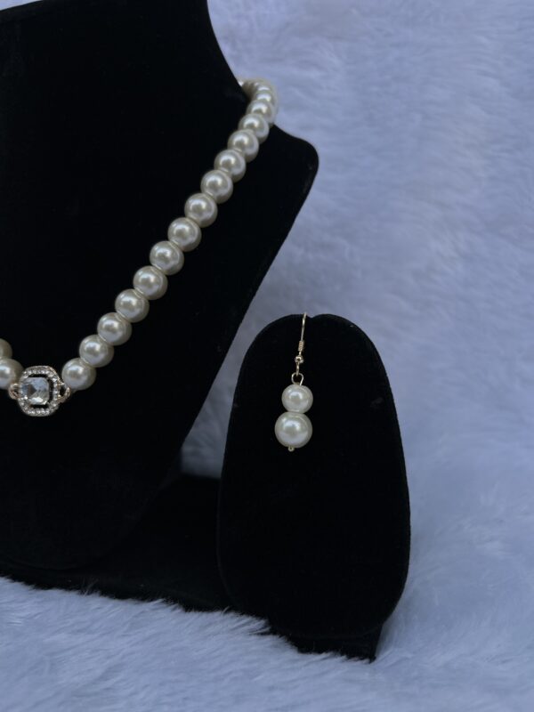 Anti-Tarnish Crystal Pearl Necklace Set With Earnings - Image 3