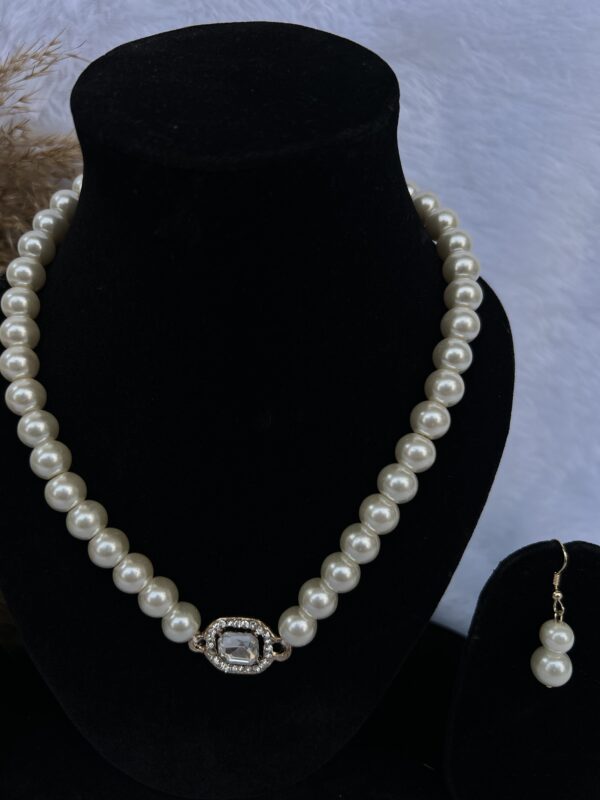 Anti-Tarnish Crystal Pearl Necklace Set With Earnings - Image 4